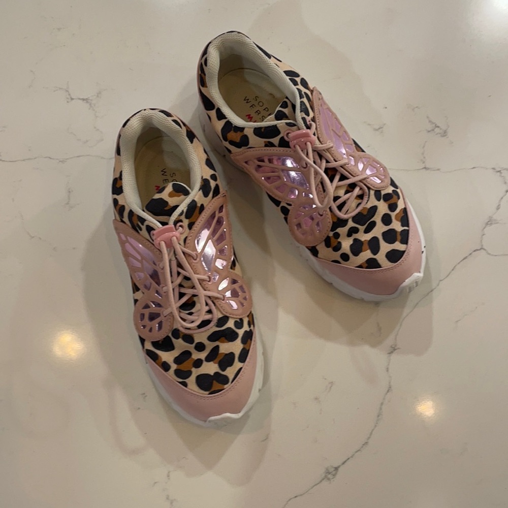 Super cute and trendy pastel pink and cheetah print sneakers!